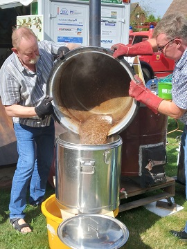 Bierbrauen in ASD: bei der Arbeit (abmaischen)