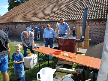 Bierbrauen in ASD: bei der Arbeit (ab ins Gärfass)