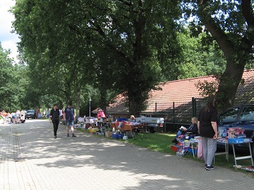 Flohmarkt: die Stände werden aufgebaut