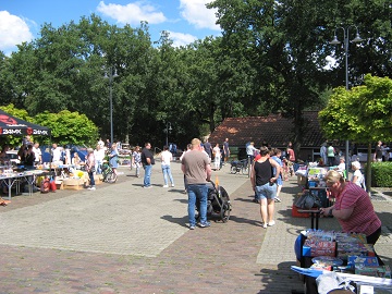 Flohmarkt: vor dem Haus Rüschen