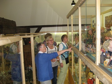 Frau Küppers zeigt uns das Puppenmuseum