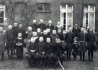 Schüler vor der alten Melstruper Schule im Jahr 1924.