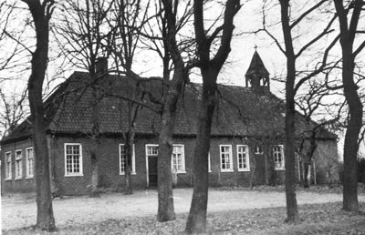 Volksschule Fresenburg-Düthe, erbaut 1846. Den Glockenturm gab es bis 1942.
