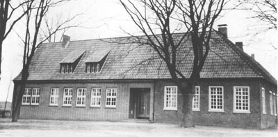 Volksschule Fresenburg - Düthe im Jahre 1950, links die neu angebaute Klasse mit Gruppenraum, oben die Lehrerinnenwohnung