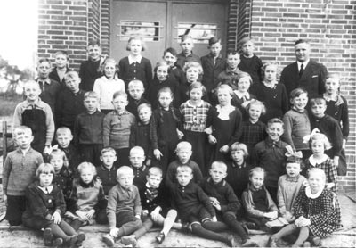 Schüler der Volksschule Melstrup mit Lehrer Friedrich Lobmeyer im Schuljahr 1938/39