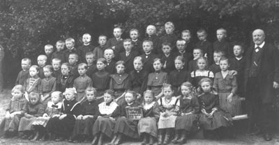Schüler der Volksschule Fresenburg - Düthe mit Lehrer Johann Lambersteipen im Jahr 1919