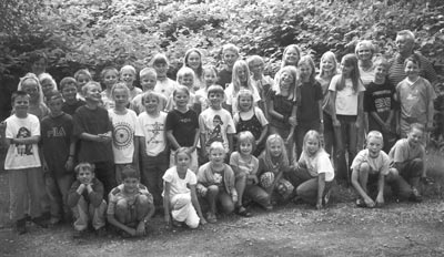 Schüler der Grundschule Fresenburg Jg. 1-4 am Ende des Schuljahres 2002/03 mit Betreuungskraft Marianne Osteresch (links, hintere Reihe), Lehrerin Britta Lameyer und Lehrer Karl-Heinz Meyer (rechts, hintere Reihe)